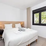 Vega Luxury Living Premium Features Gym Jacuzzi ماربيا