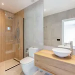 Vega Luxury Living Premium Features Gym Jacuzzi ماربيا