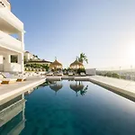 Vega Luxury Living Premium Features Gym Jacuzzi ماربيا