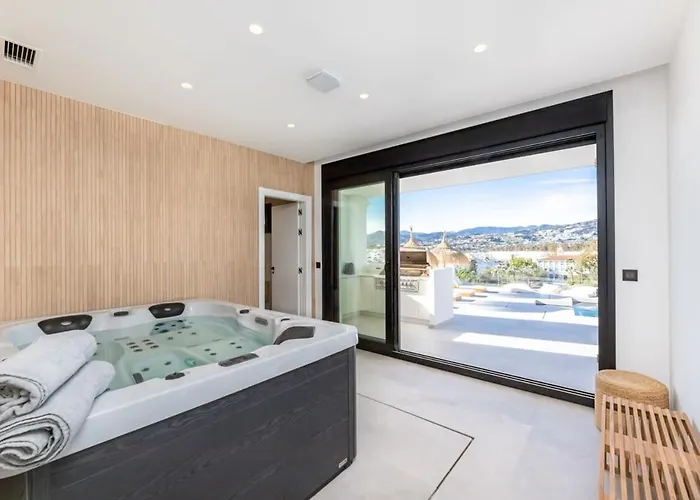 Vega Luxury Living Premium Features Gym Jacuzzi Вилла Марбелья